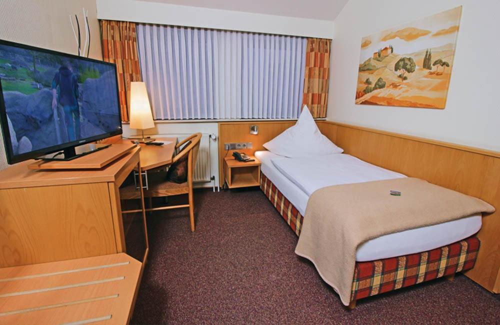 Hotel Lindenkrug Гютерсло Экстерьер фото