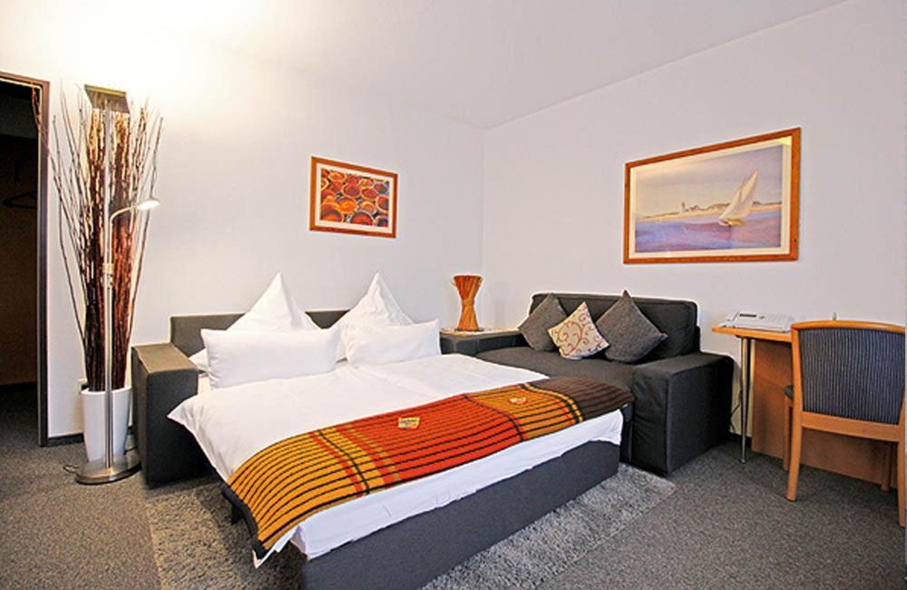 Hotel Lindenkrug Гютерсло Экстерьер фото