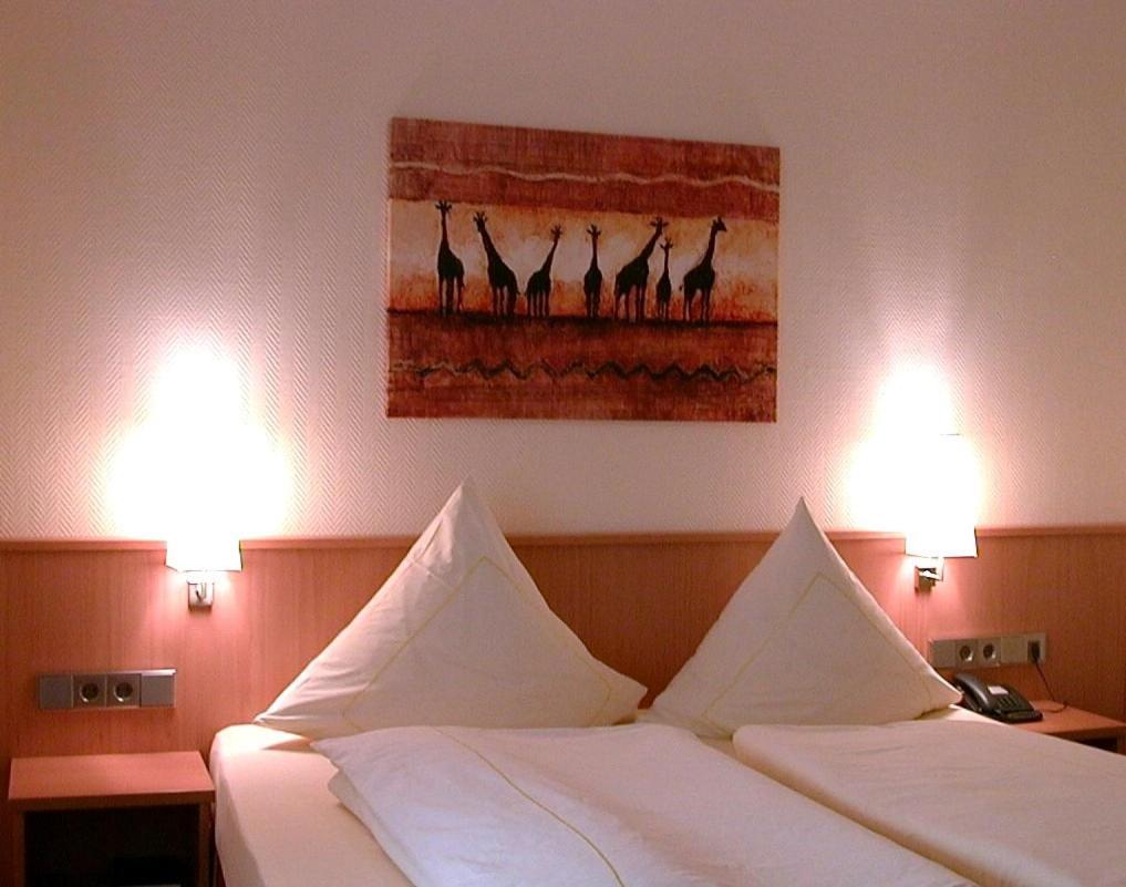 Hotel Lindenkrug Гютерсло Экстерьер фото