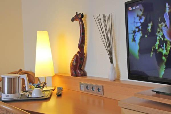 Hotel Lindenkrug Гютерсло Экстерьер фото