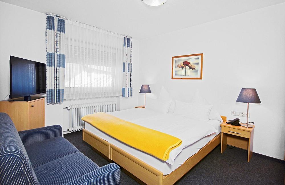 Hotel Lindenkrug Гютерсло Экстерьер фото