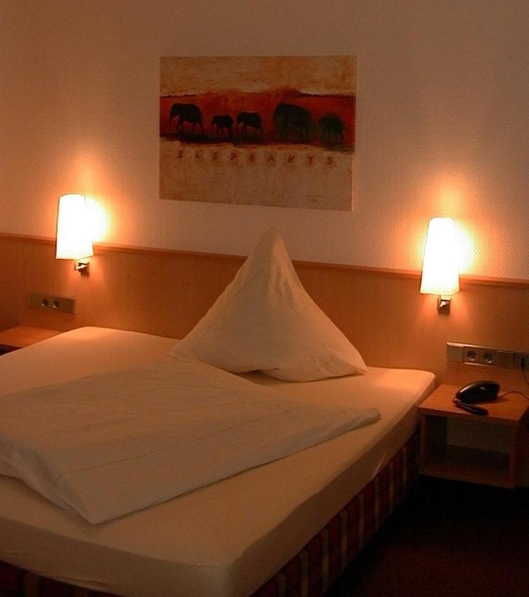 Hotel Lindenkrug Гютерсло Экстерьер фото