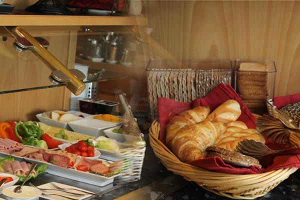 Hotel Lindenkrug Гютерсло Экстерьер фото