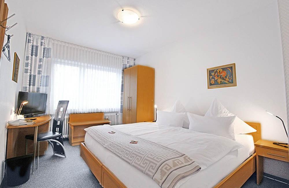 Hotel Lindenkrug Гютерсло Экстерьер фото