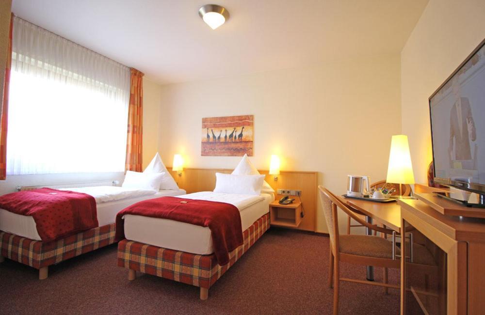 Hotel Lindenkrug Гютерсло Экстерьер фото