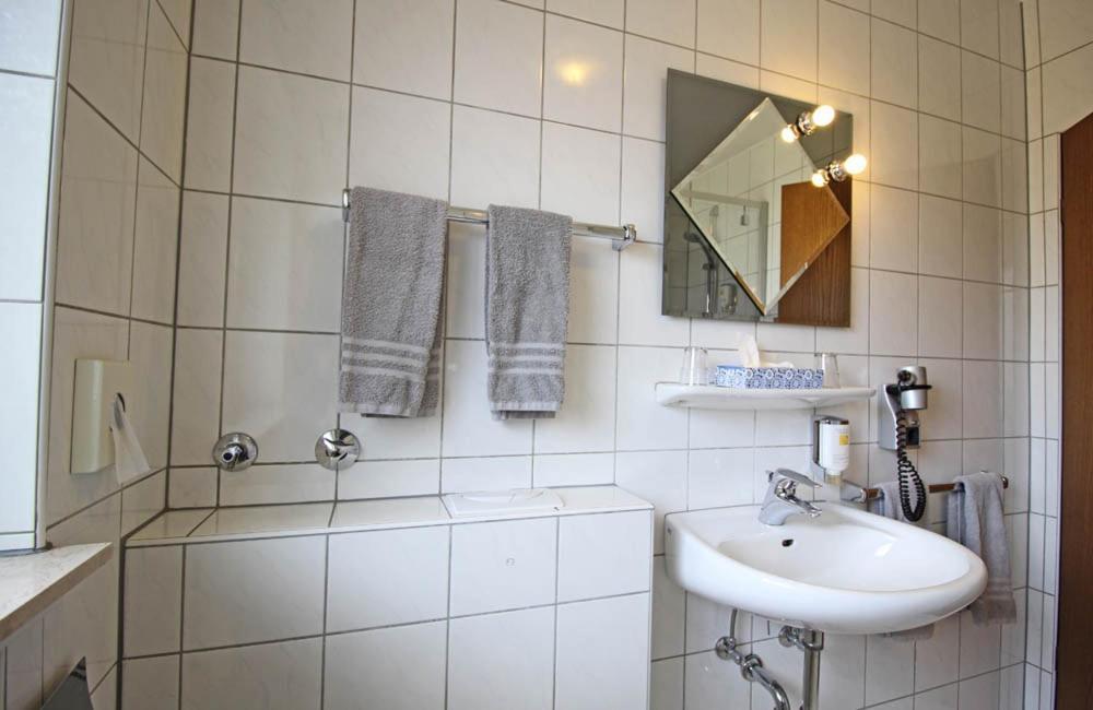 Hotel Lindenkrug Гютерсло Экстерьер фото