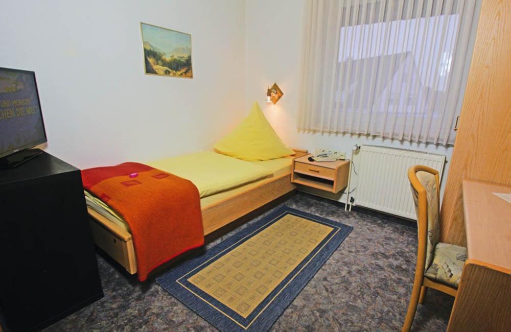 Hotel Lindenkrug Гютерсло Экстерьер фото